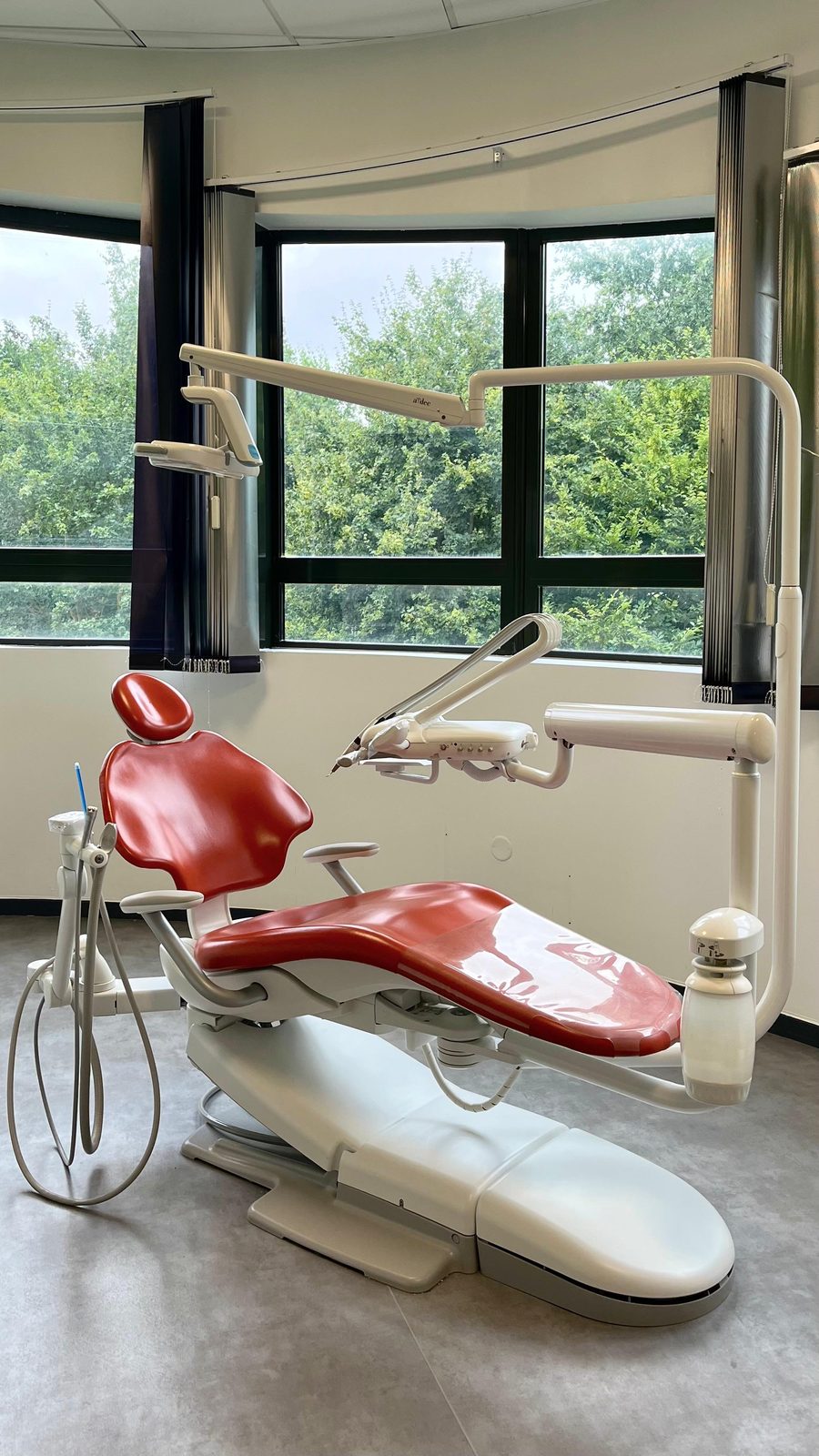 Fauteuil de soins dentaires dans une salle lumineuse
