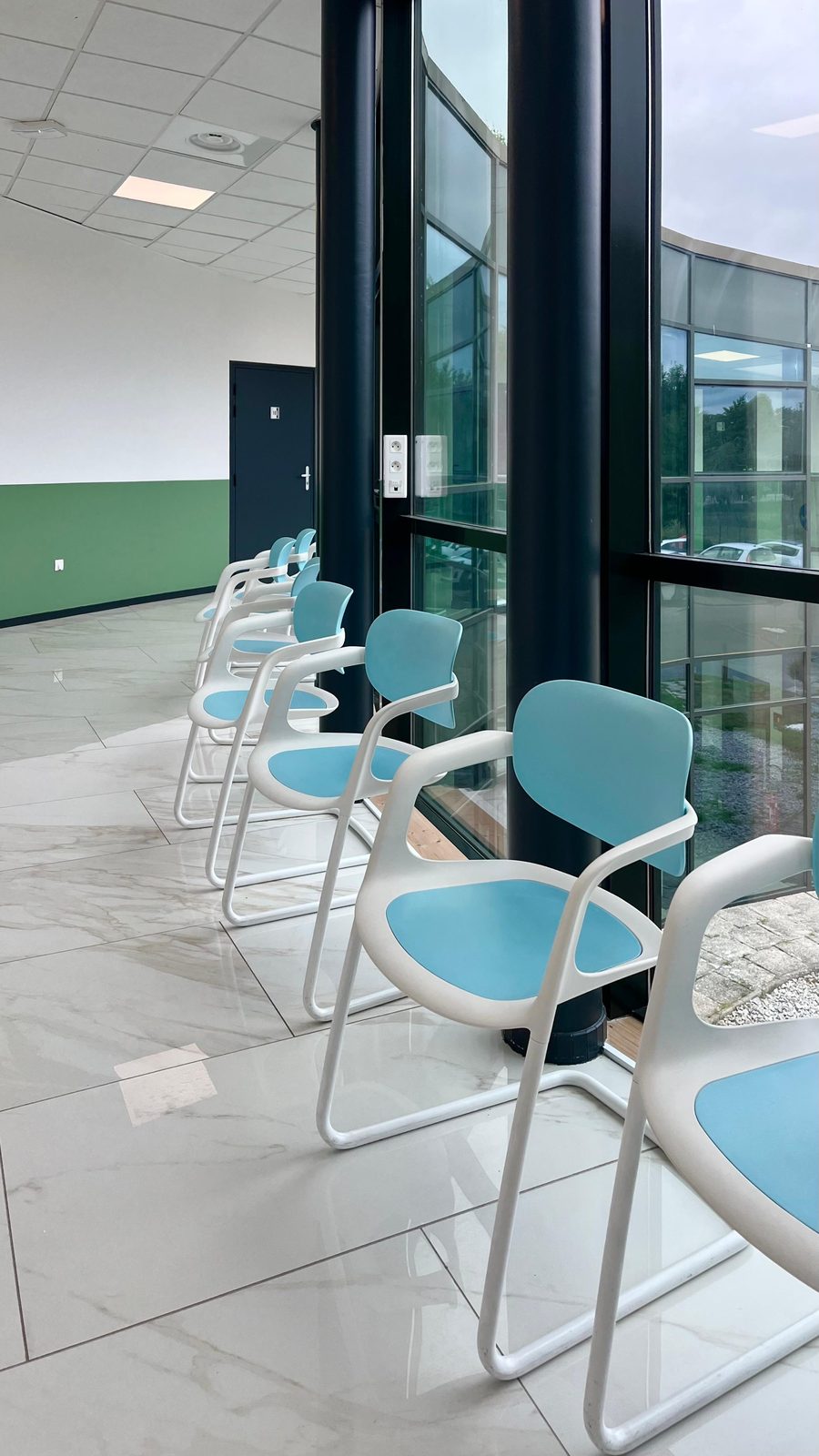 Salle d'attente lumineuse du cabinet dentaire de Guichainville