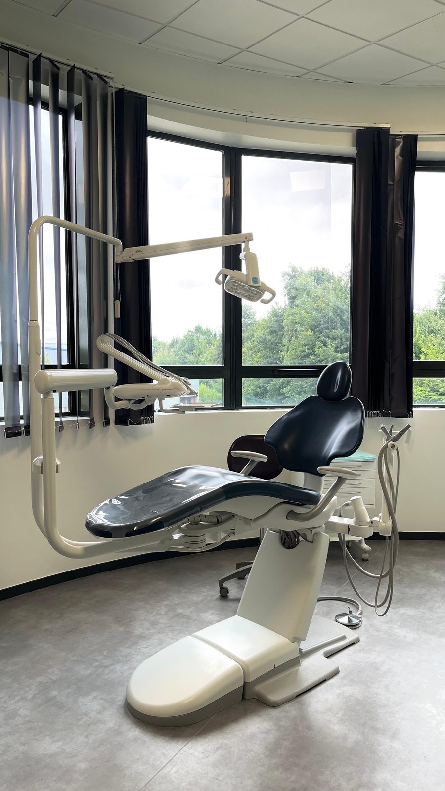 Salle de soins équipée d'un fauteuil dentaire moderne